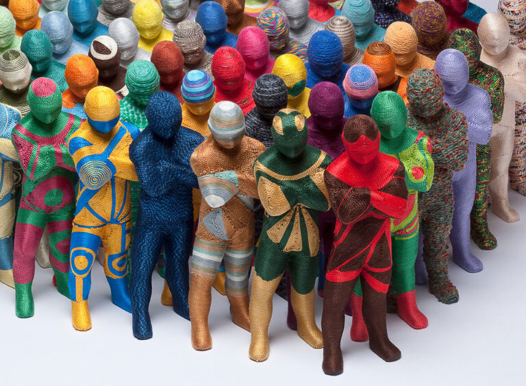 VIII. Textilművészeti Triennálé Szombathely - June Lee: Szemlélő; öntvény betekerése fonallal