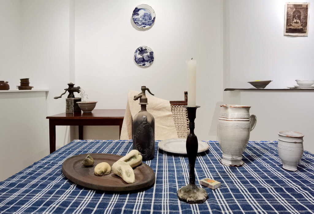 Nemzetközi Kerámia Stúdió Tegnapi szoba kiállítás - Berzy Katalin Tálca; Roderick Bamford Életfonal (Szódásüveg); Domonkos László Kancsó, pohár és tányér