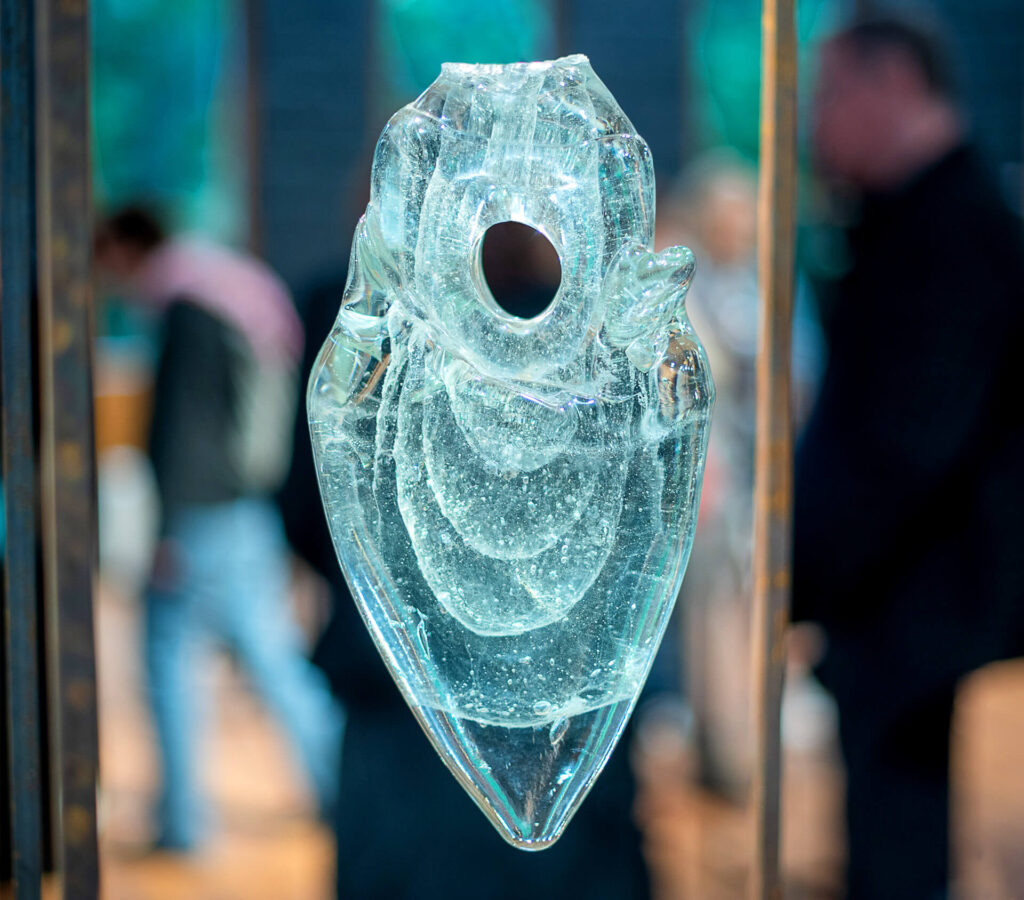 VII. GlasSpring 2025 - Részlet Buczkó György Az utolsó függőón I–II. című installációjából