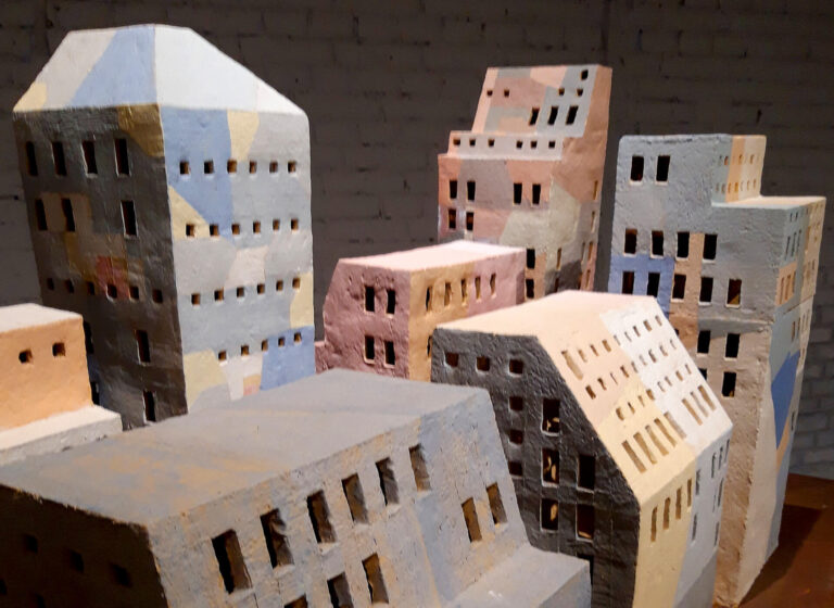 Szávoszt Katalin keramikusművész - Város (részlet); festett, épített kerámia