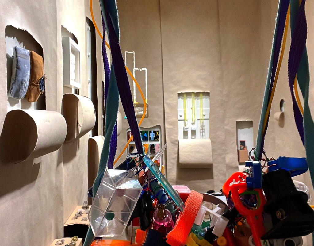 Kontrapunkt Collective - Kiállítási enteriőr: Kontrapunkt NO 3. – I Are Here; Galerii A; Tallinn (EST); 2025