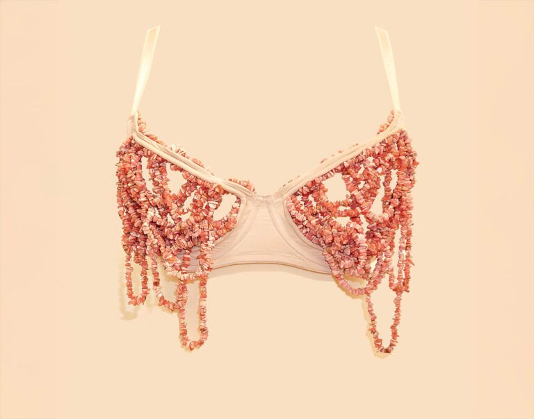 Helena Renner ékszertervező - Teher; varrás; készre gyártott melltartó, rodokrozit, selyemszál, nejlon