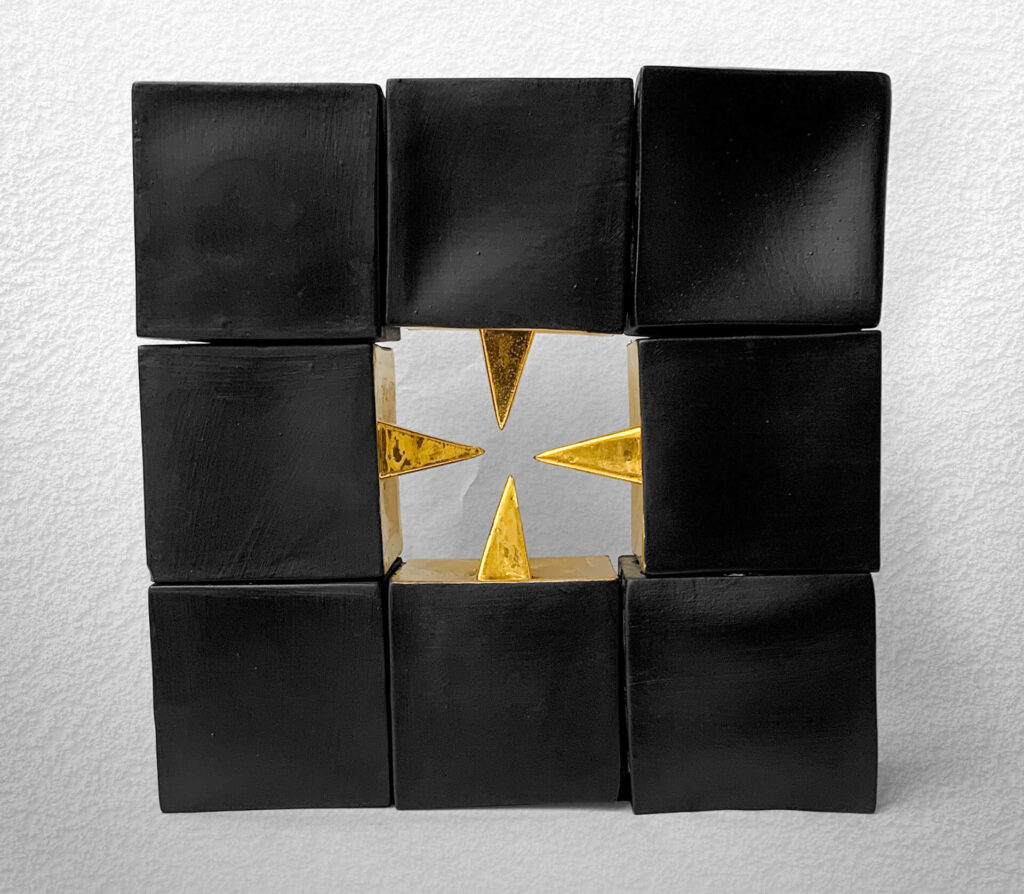 Szakralitás az iparművészetben - Segesdi Bori: Belső fényem; plasztika; öntött, ragasztott, fekete porcelán