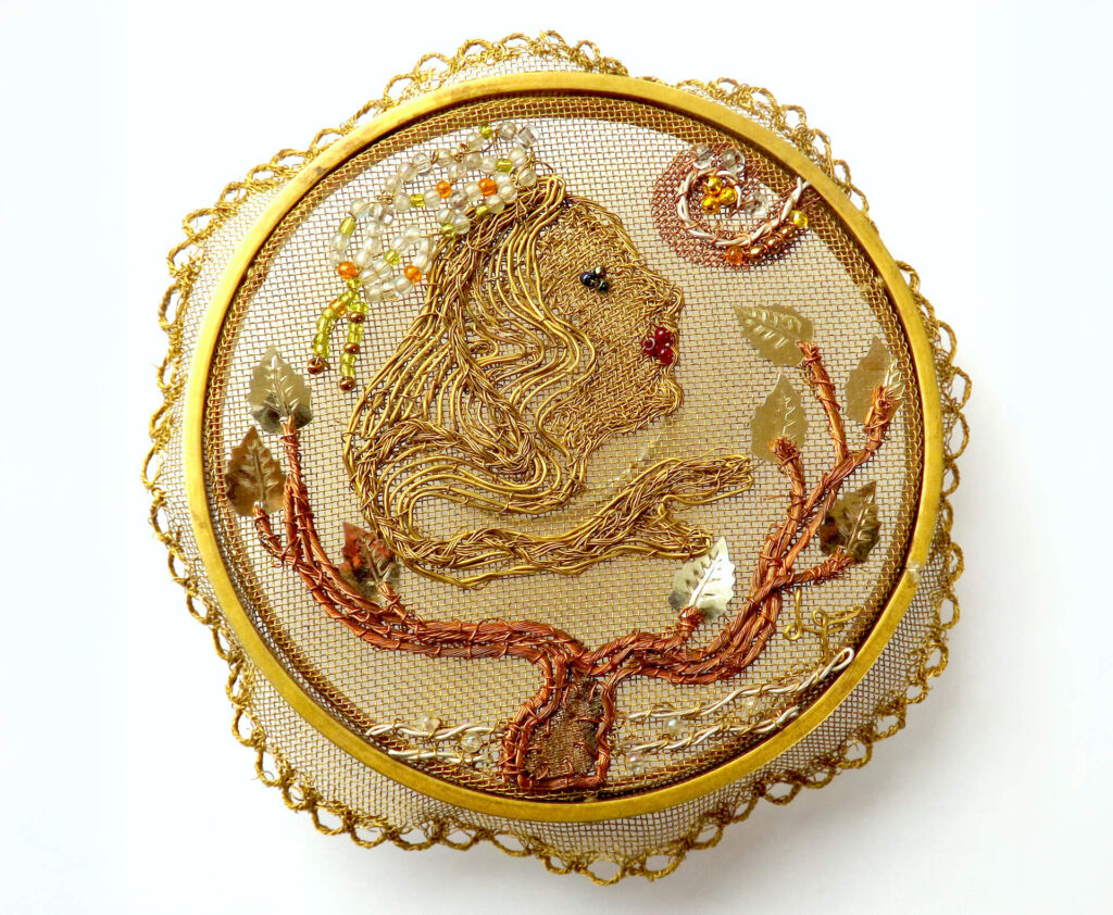 B. Laborcz Flóra ötvösművész - Magyar Ilona; fémhímzés; sárgaréz, vörösréz, ezüst, gyöngy, flitter