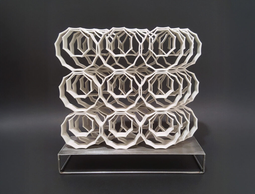 Babos Pálma: Dinamikus rendszer I.; 1240 °C-on égetett, kézzel épített, mázatlan porcelán