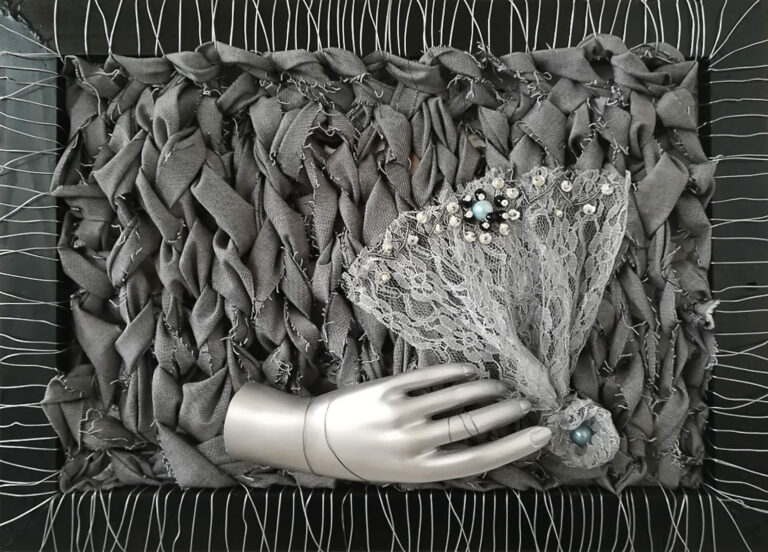 Tóth Xénia textilművész - Apáca; vegyes technika; textil, fa, drót, műanyag, gyöngy