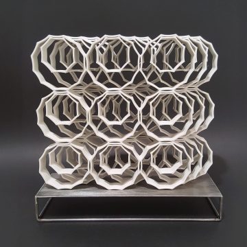 Babos Pálma: Dinamikus rendszer I.; 1240 °C-on égetett, kézzel épített, mázatlan porcelán