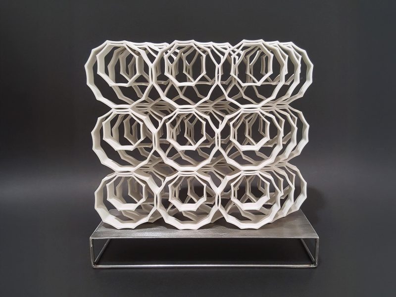 Babos Pálma: Dinamikus rendszer I.; 1240 °C-on égetett, kézzel épített, mázatlan porcelán