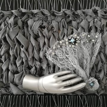 Tóth Xénia textilművész - Apáca; vegyes technika; textil, fa, drót, műanyag, gyöngy