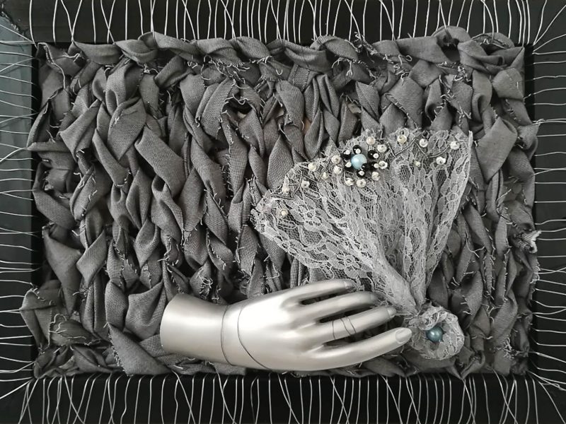 Tóth Xénia textilművész - Apáca; vegyes technika; textil, fa, drót, műanyag, gyöngy